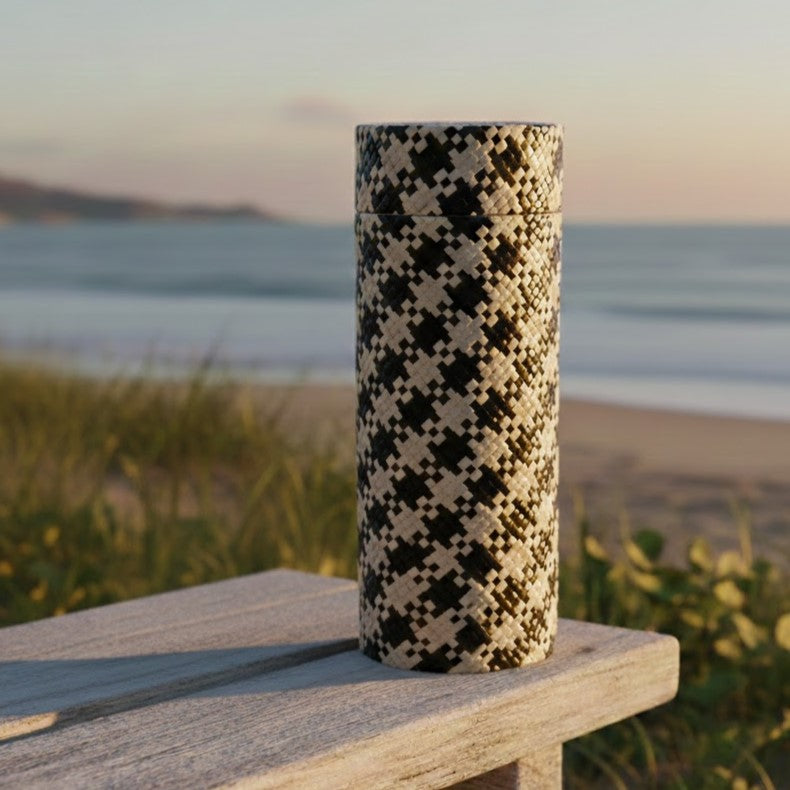 Pandanus Checkered Scattering Tube Urn