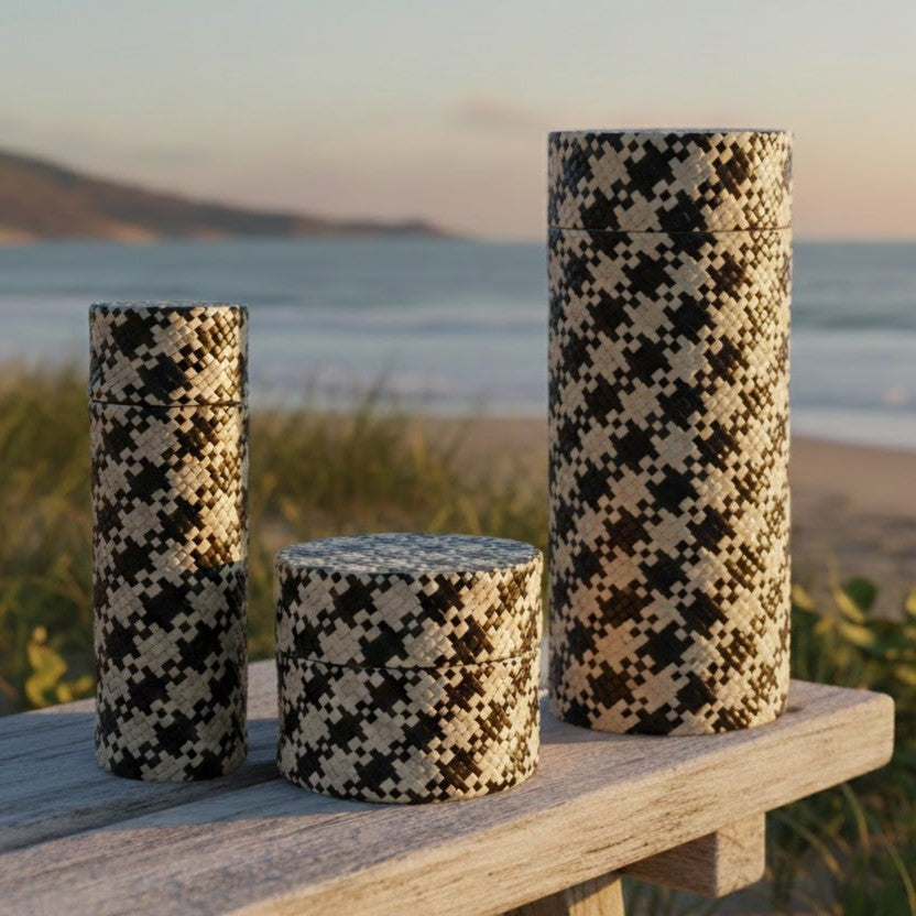 Pandanus Checkered Scattering Tube Urn
